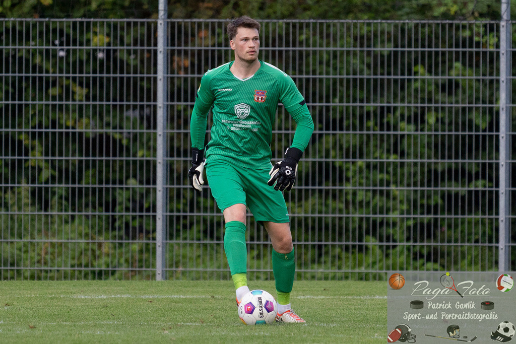 Hessenliga: Türk Gücü Friedberg - FC Eddersheim, 09.08.2024 | Felix Koob (Türk Gücü Friedberg #1) am Ball, Freisteller, Portrait / Porträt, Türk Gücü Friedberg - FC Eddersheim, Friedberg, Städtischer Sportplatz, 9.8.2024 - Realisiert mit Pictrs.com