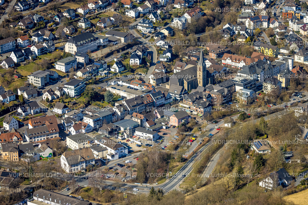 Sundern250304598 | Luftbild, St. Johannes Kirche an der Hauptstraße, Wohngebiet Sundern, Sauerland, Nordrhein-Westfalen, Deutschland