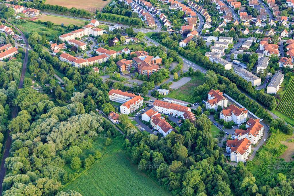 Luftbild: Annweilerstraße mit Kreisverwaltung Südliche Weinstraße in Landau in der Pfalz im Bundesland Rheinland-Pfalz in Deutschland. Foto: IMG_090188.jpg vom 26.06.2016 durch Werner Riehm/FLY-FOTO.deKreisverwaltung Südliche Weinstraße - Verwaltung, Service & Aktuelles | Landkreis Südliche Weinstraße