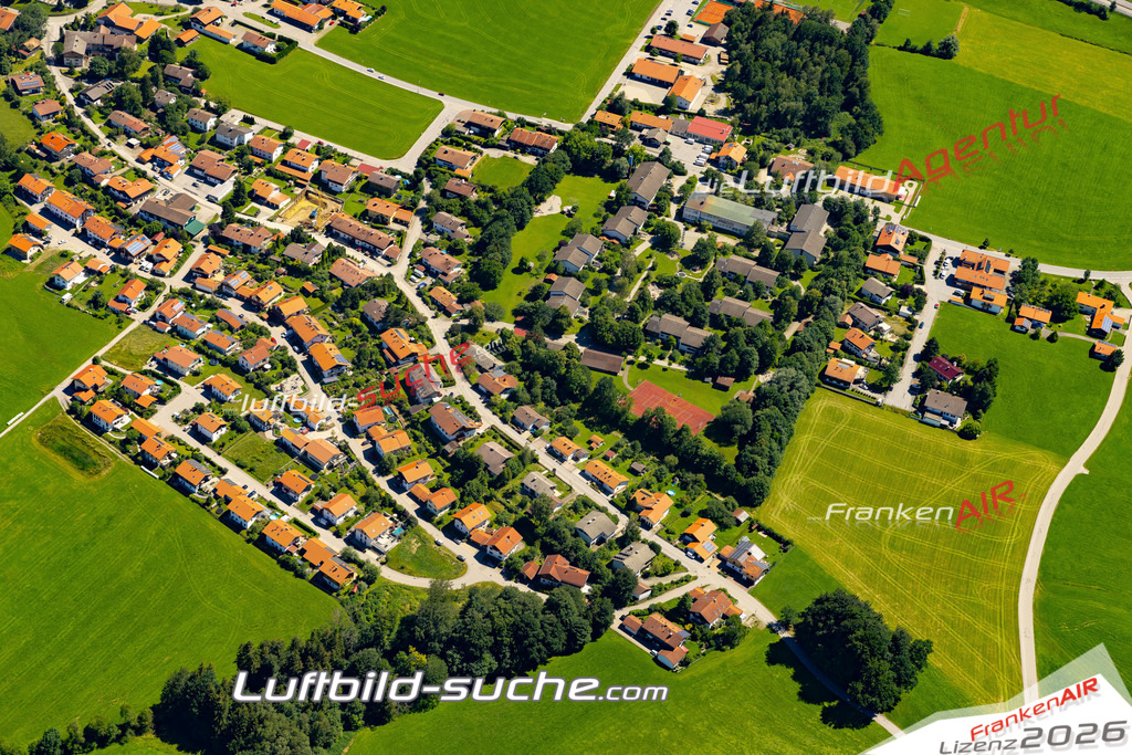 Aktuelles Luftbild von  Irschenberg - Die Luftaufnahme wurde 2022 mittels UL-Flugzeug erstellt ( keine Drohne ) - hochauflösende Kamera-Systeme von  Canon -Beste Qualität - Für grossformatige Ausdrucke geeignet. Die Geschenkidee !