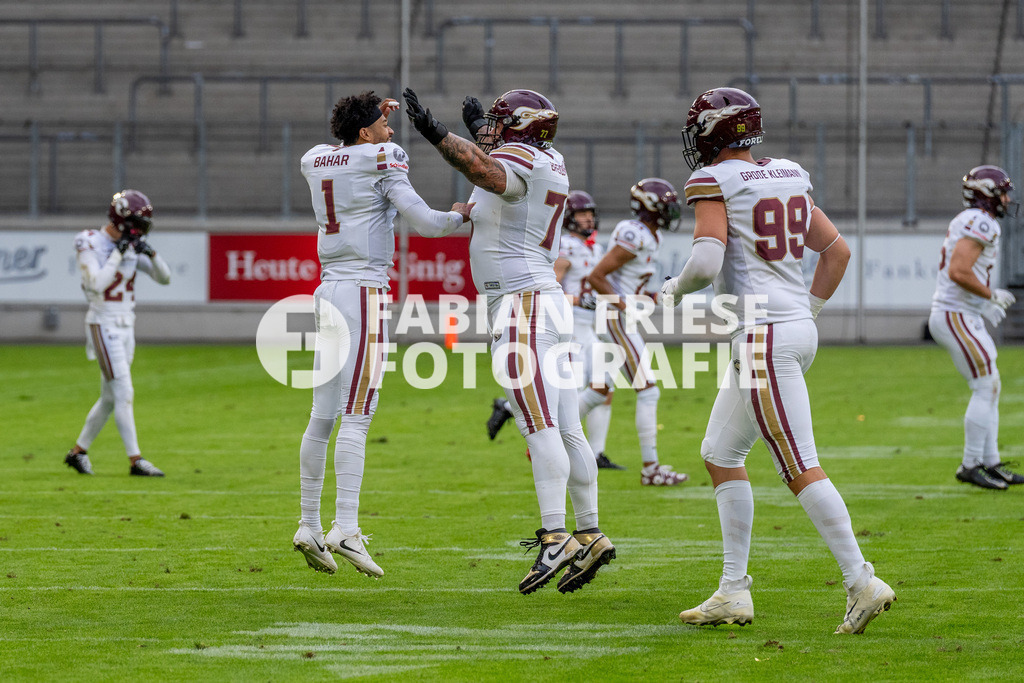 GER Rhein Fire vs. Alpine Rams, American Football, AFLE, Saison 2026, 01.08.2026 | Kenji Bahar (Rhein Fire, #01) und Sven Breidenbach (Rhein Fire, #77) feiern den Sieg, GER Rhein Fire vs. Alpine Rams, American Football, AFLE, Saison 2026, 01.08.2026Foto: Eibner-Pressefoto/Fabian Friese - Realisiert mit Pictrs.com