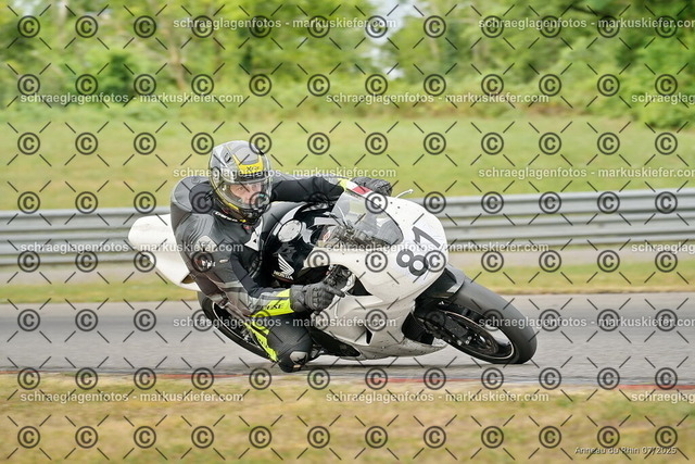 25bt05-0009 | markuskiefer.com - Realisiert mit Pictrs.com