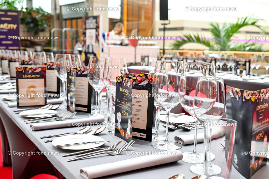 Charity Kochen_ Lentia City_ 07.07.2023-4 | 07.07.2023, Linz, AUT, Charity Kochen, Lentia City, im Bild Tisch, Besteck, Glaeser, Speisekarte
