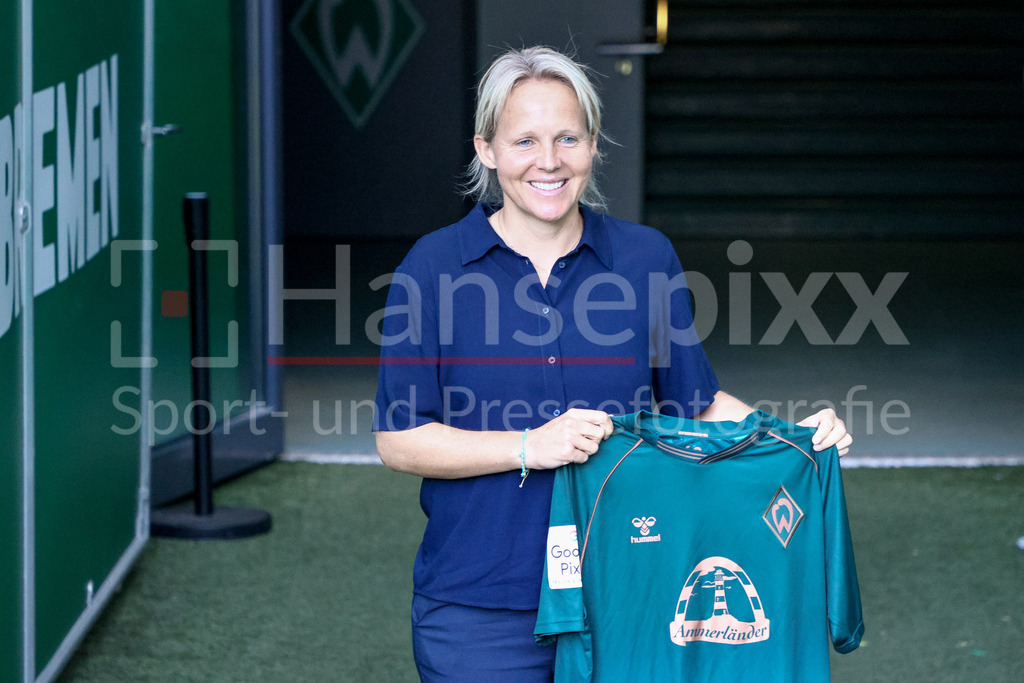 Fussball, Google Pixel Frauen-Bundesliga, Vorstellung Trainerin SV Werder Bremen | Friederike Kromp (Fritzy Kromp, Trainerin, Cheftrainerin, SV Werder Bremen) bei ihrer Vorstellung als neue Trainer der Frauen, Frauenmannschaft des SV Werder Bremen, Portrait, Nahaufnahme, Einzelfoto, Einzelbild, DIE DFB-RICHTLINIEN UNTERSAGEN JEGLICHE NUTZUNG VON FOTOS ALS SEQUENZBILDER UND/ODER VIDEOÄHNLICHE FOTOSTRECKEN. DFB REGULATIONS PROHIBIT ANY USE OF PHOTOGRAPHS AS IMAGE SEQUENCES AND/OR QUASI-VIDEO.
