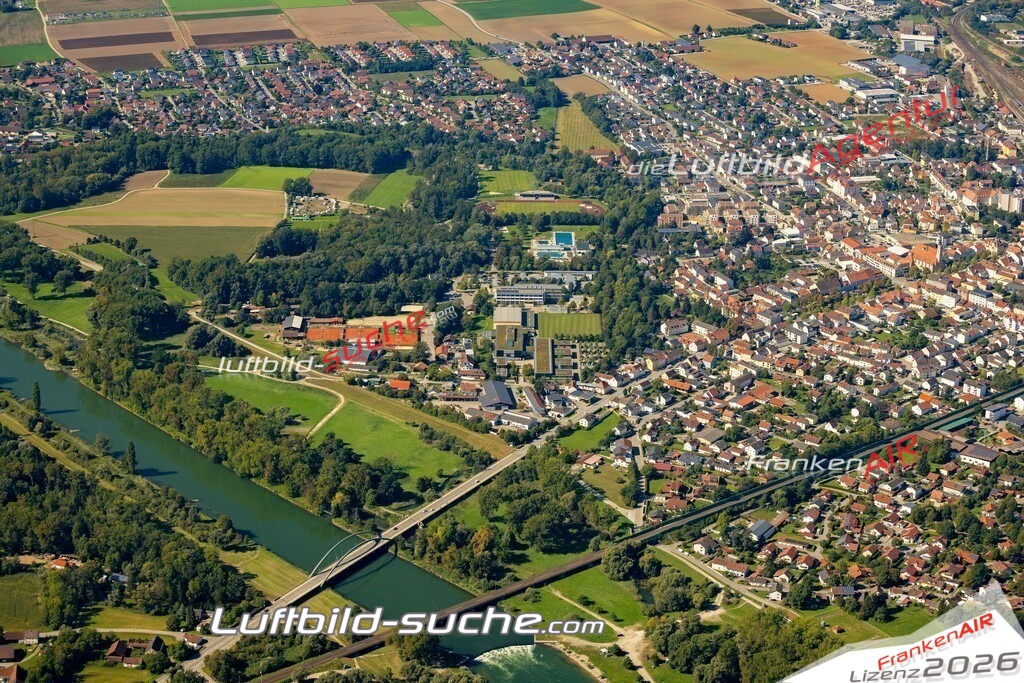 Das Luftbild zeigt : Uferbereich Uferstrasse Plattling - Die Luftaufnahme wurde 2023 vom UL-Flugzeug aus erstellt ( keine Drohne ) - Hochauflösende Luftaufnahme - Für grossformatige Ausdrucke geeignet. Die Geschenkidee !Mit Lizenz und Bildrechte bestellbar