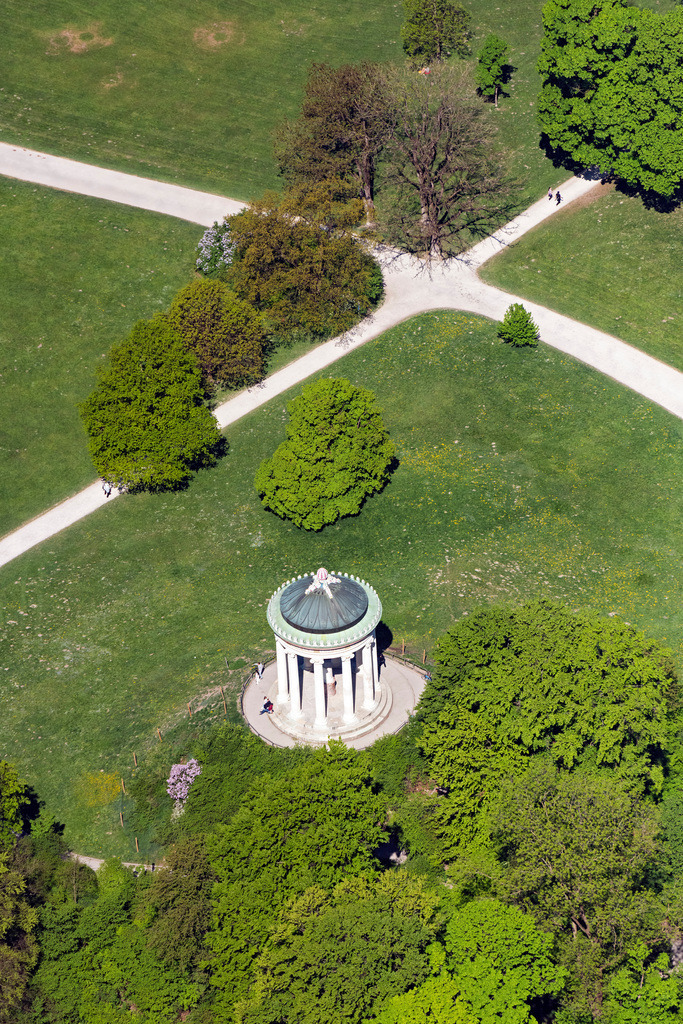 dr__0063713.jpg | MüNCHEN 29.04.2025 Tourismus- Attraktion und Sehenswürdigkeit des Tempel " Monopterus " im Englischen Garten im Ortsteil Altstadt in München im Bundesland Bayern, Deutschland. // Tourist attraction and sight of the temple "Monopterus" in the English Garden in the Altstadt district of Munich in the federal state of Bavaria, Germany. Foto: Daniel Reiter