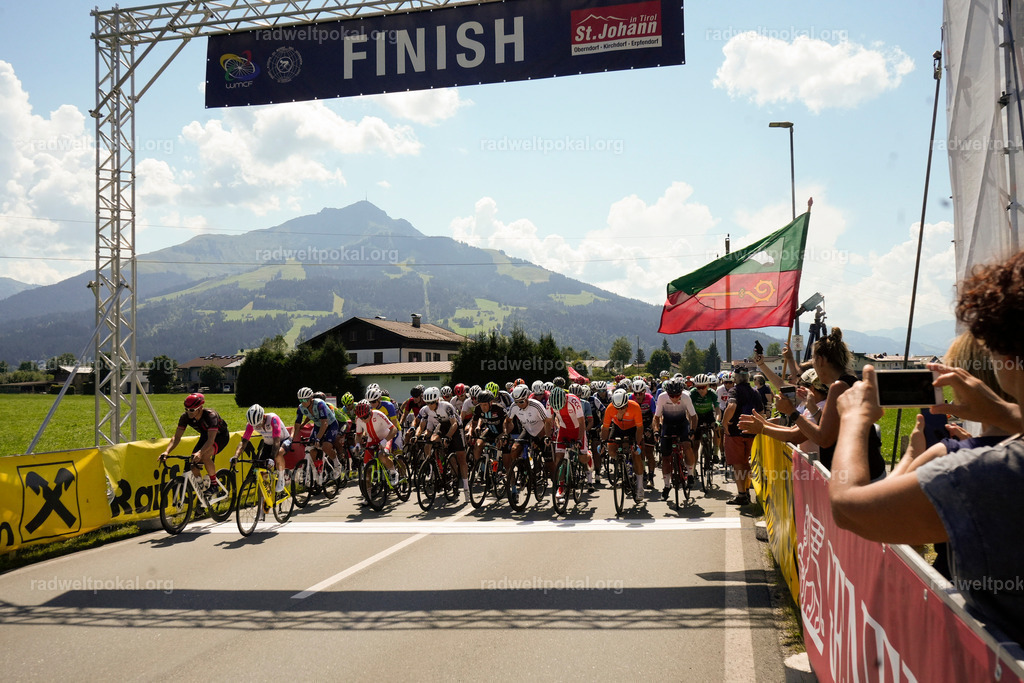 384_20230817_Bewerb_Maenner_Muehlanger | AUT - OESTERREICH, 2023-08-16: SPORT RENNRAD-FAHREN - 55. INTERNATIONALER RADWELTPOKAL IN ST. JOHANN IN TIROL  - Vintage-Radrennen mit WM-Bronze-Medaillen-Siegerin Christina Schweinberger, den Teilnehmer und Alexander Baumann (vom Orginastions-Team) - TAG 2 BEWERB MAENNER IN SECHS GRUPPEN  ; Foto: Roland Muehlanger