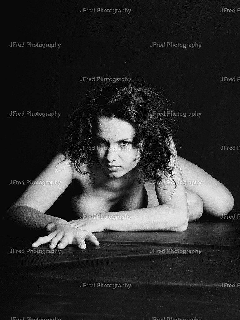 Model LuLu | Hochwertige Fotografie Drucke und FineART Prints von Models im Studio oder OnLocation. NudeART Shootings als ästhetische moderne Nude Fotografie. - Realisiert mit Pictrs.com