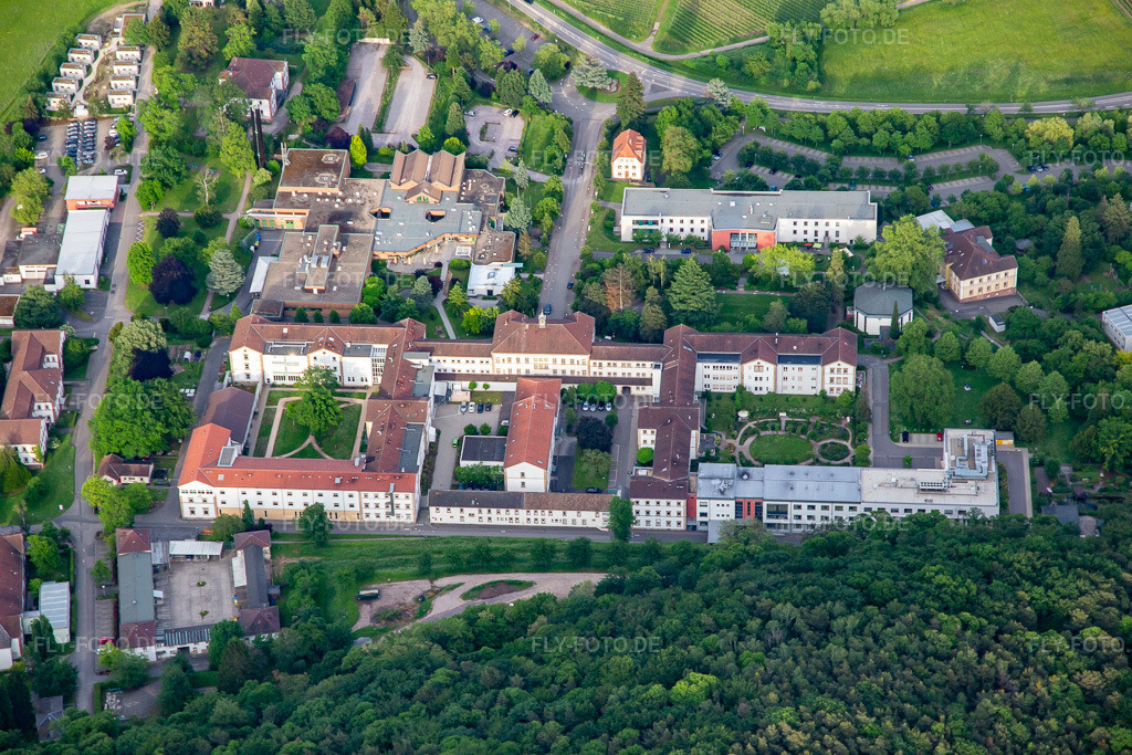 Luftbild: Pfalzklinik Landeck in Klingenmünster im Bundesland Rheinland-Pfalz in Deutschland. Foto: IMG_140761.jpg vom 20.05.2024 durch Werner Riehm/FLY-FOTO.de