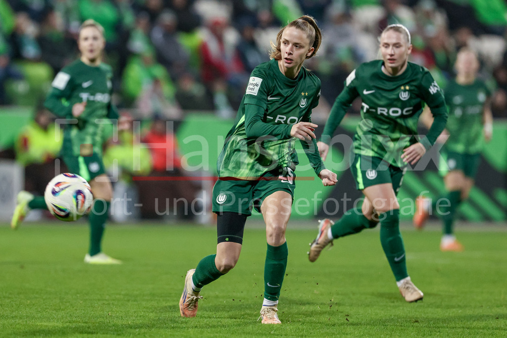 Fussball, Google Pixel Frauen-Bundesliga, VfL Wolfsburg - Hamburger SV | Vivien Endemann (VfL Wolfsburg, 25) am Ball, Einzelbild, Ganzkörper, Aktion, Action, Spielszene, DIE DFB-RICHTLINIEN UNTERSAGEN JEGLICHE NUTZUNG VON FOTOS ALS SEQUENZBILDER UND/ODER VIDEOÄHNLICHE FOTOSTRECKEN. DFB REGULATIONS PROHIBIT ANY USE OF PHOTOGRAPHS AS IMAGE SEQUENCES AND/OR QUASI-VIDEO.