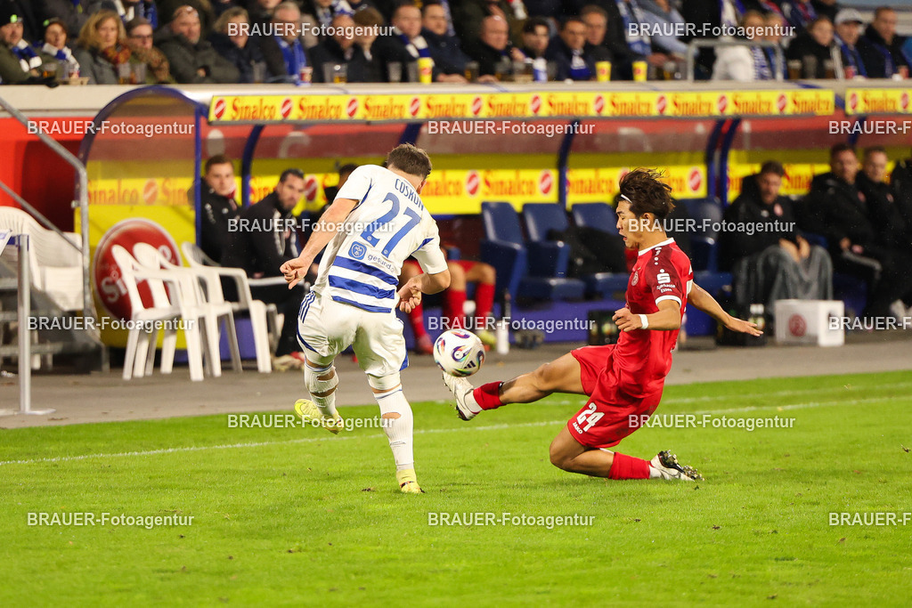 MSV Duisburg - Rot-Weiss Essen  | Duisburg, Deutschland, 26.10.2025 Can Coşkun (MSV Duisburg)  und Kaito Mizuta  (Rot-Weiss Essen) im Kampf um den Ball während des 3.Liga Spiels zwischen MSV Duisburg und Rot-Weiss Essen in der Schauinsland-Reisen-Arena am 26.10.2025 in Duisburg (Foto von Timo Bluhmki-Schmidt/ Brauer Fotoagentur