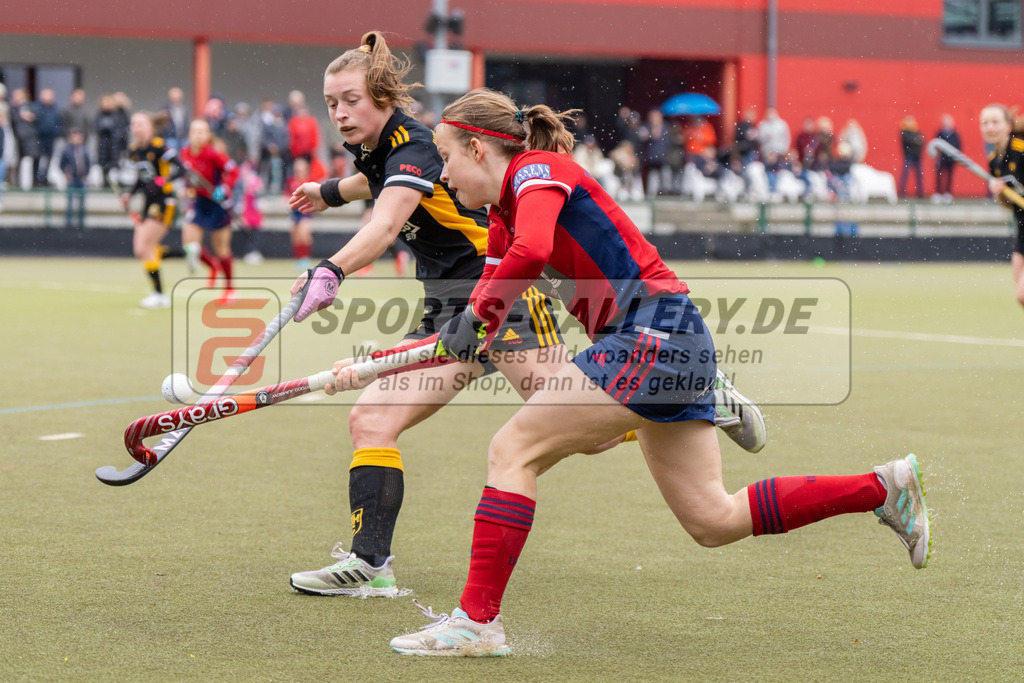 HK_20230401_106613 | 1. Bundesliga Damen Düsseldorfer HC - Harvestehuder THC  am 1.4.2023 DHC Düsseldorf, Düsseldorf , Friederike Heusgen ( Düsseldorfer HC #8 ) , Martin Pelegrina Teresa ( Harvestehuder THC #13 )