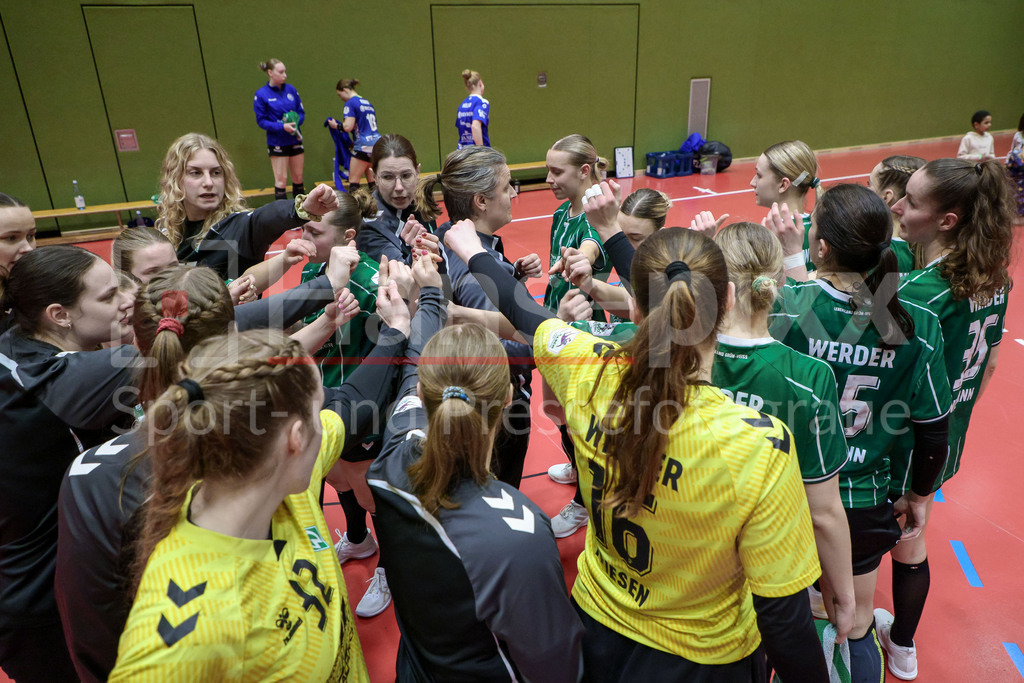 Handball, 2. Bundesliga Frauen, SV Werder Bremen - Bergischer HC | Renee Verschuren (Trainerin, Cheftrainerin, SV Werder Bremen) und Spielerinnen des SV Werder Bremen schwören sich mit einem Mannschaftskreis, Teamkreis, Ansprache, Motivation