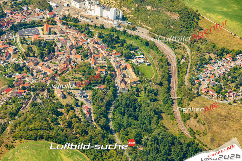 Neue Luftbildaufnahme der Stadt Schraplau - Das Luftbild wurde 2025 vom UL-Flugzeug heraus erstellt ( keine Drohnenaufnahme ) - Hochauflösende Luftaufnahme - für Wandbilder und großformatige Ausdrucke geeignet. Das besondere Geschenk!Hier alle&nbsp;Infos zur Lizenzierung der LuftaufnahmeWir fliegen auch dieses Jahr wieder in Ihre Region um Luftbilder zu erstellen.- Luftbild anfragen