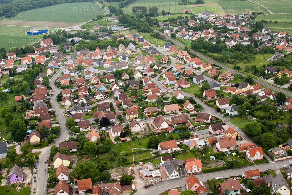 Luftbild: Ortsansicht in Dengolsheim im Bundesland Bas-Rhin in Frankreich. Foto: IMG_28814.jpg vom 14.06.2010 durch Werner Riehm/FLY-FOTO.de