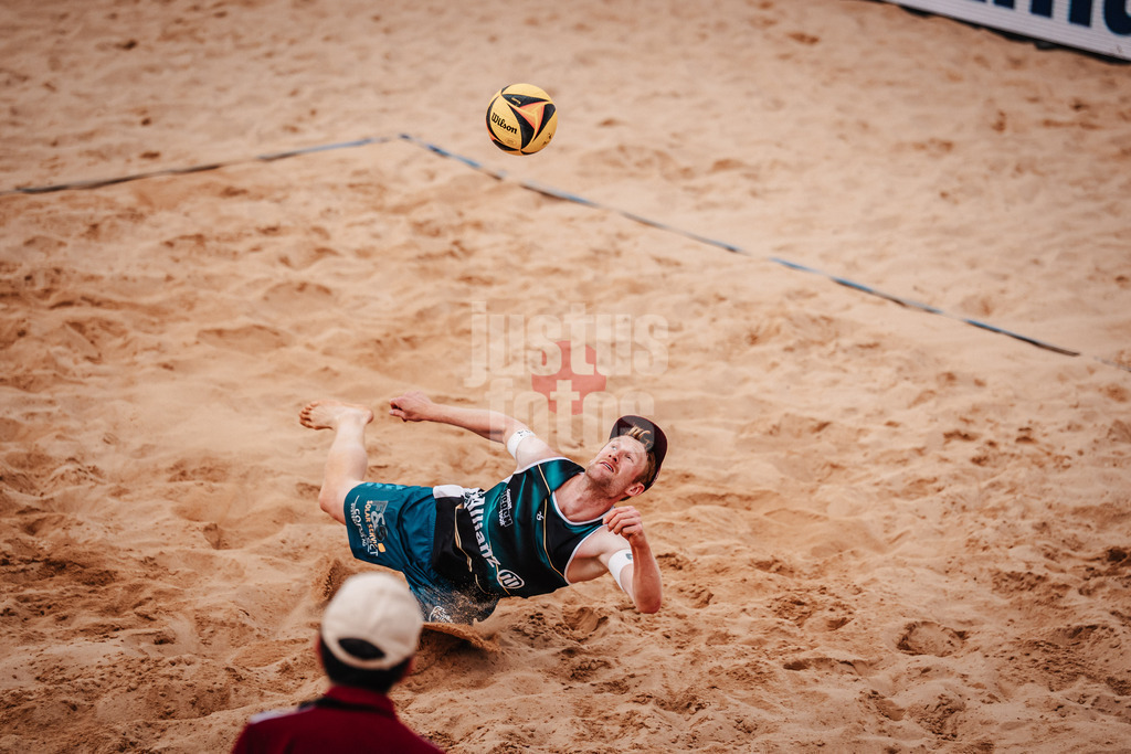 Beachvolleyball | München | Allianz German Beach Tour 2025 | Tourstop München | 03.07.2025 | Yannick Harms springt zum Ball