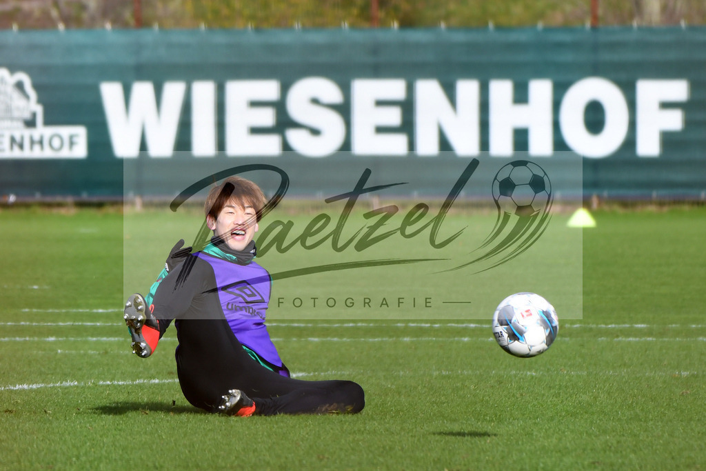 20200212_TRASVW_0020 | Fussball, Herren: Yuya Osako (Werder Bremen) in Aktion, am Ball, Einzelaktion waehrend der Trainingseinheit des SV Werder Bremen auf dem wohninvest Weserstadion Trainingsplatz am 12.02.2020 in Bremen, Deutschland. - Realisiert mit Pictrs.com