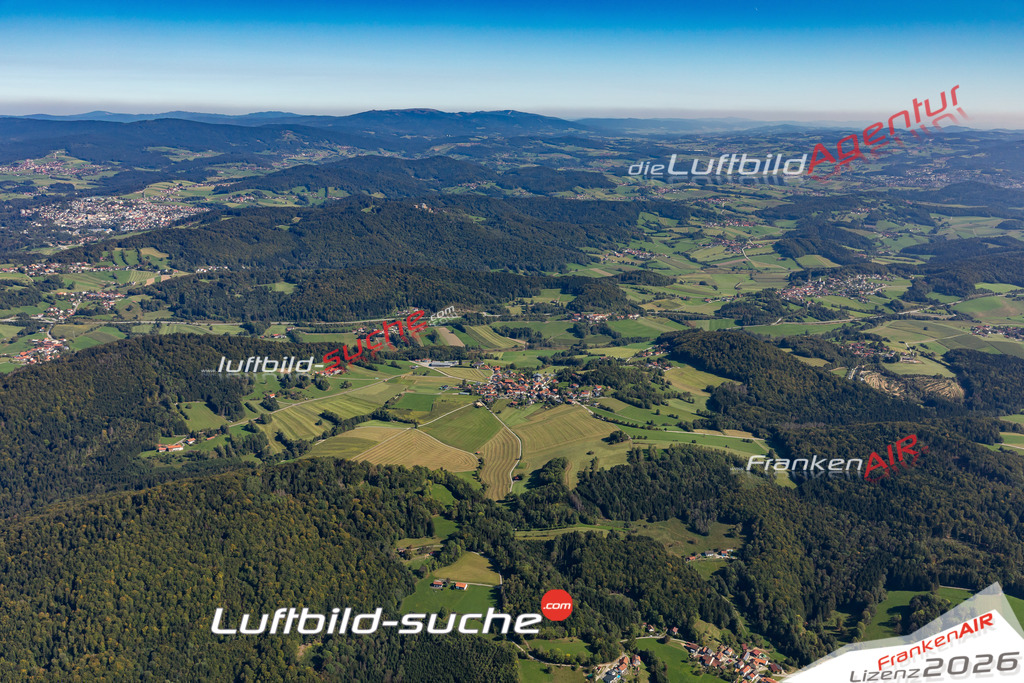 Die Luftaufnahme Neureut - Freyung wurde 2021 mittels Flugzeug (keine Drohne) erstellt. Hohe Auflösung -für große Poster und Wandbilder geeignet!