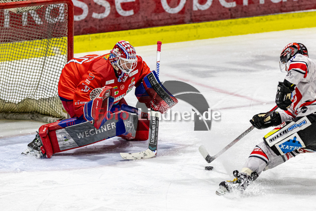 EC Peiting vs ECDC Memmingen | Eishockey Oberliga Süd 2023/2024, EC Peiting vs ECDC Memmingen, 20231103,
Torchance Matej PEKR (ECDC 69),
2023-11-03 in Peiting (Eisstadion)
30 Konrad FIEDLER (ECP Goali 30), 69 Matej PEKR (ECDC 69)
Copyright: WolfgangxLindner foto-lindner.de