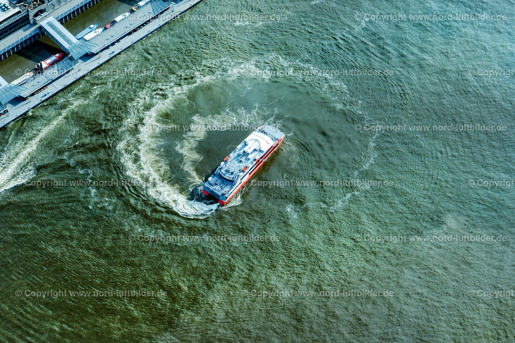Hamburg_Halunder_Jet_ELS_0548260422 | HAMBURG 26.04.2022 Fahrt eines Fähr- Schiffes " Katamaran Halunder Jet der FRS Reederei" in Hamburg vor den Landungsbrücken im Bundesland Niedersachsen, Deutschland. // Travel of a ferry ship "Katamaran Halunder Jet der FRS Reederei" in Hamburg in front of the Landungsbruecken in the state Lower Saxony, Germany. Foto: Martin Elsen