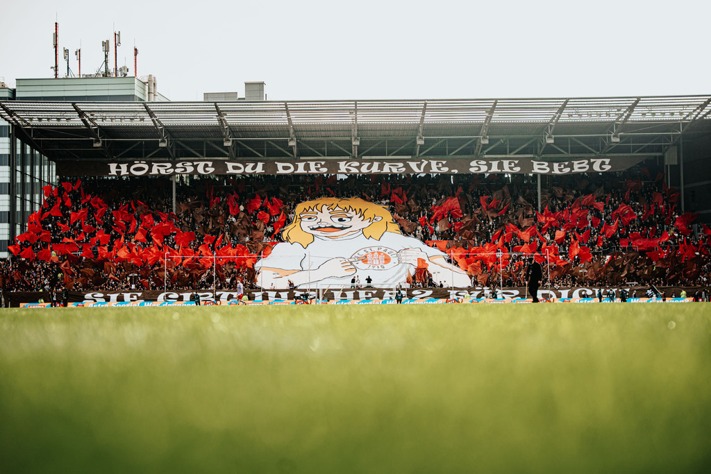 FCP05742 | Der offizielle Shop für FC St. Pauli Fotos. Wähle aus Spielszenen & Fanmomenten dein FCSP Wunschformat. Wir liefern Millerntor-Atmosphäre.