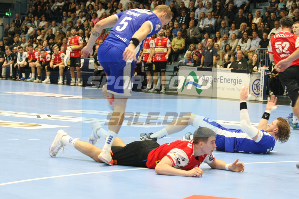 VFL Gummersbach -  ThSV Eisenach | Manuel Zehnder und Tom Kiesler am Boden - © Sportfoto-Sale (MK) - Realisiert mit Pictrs.com