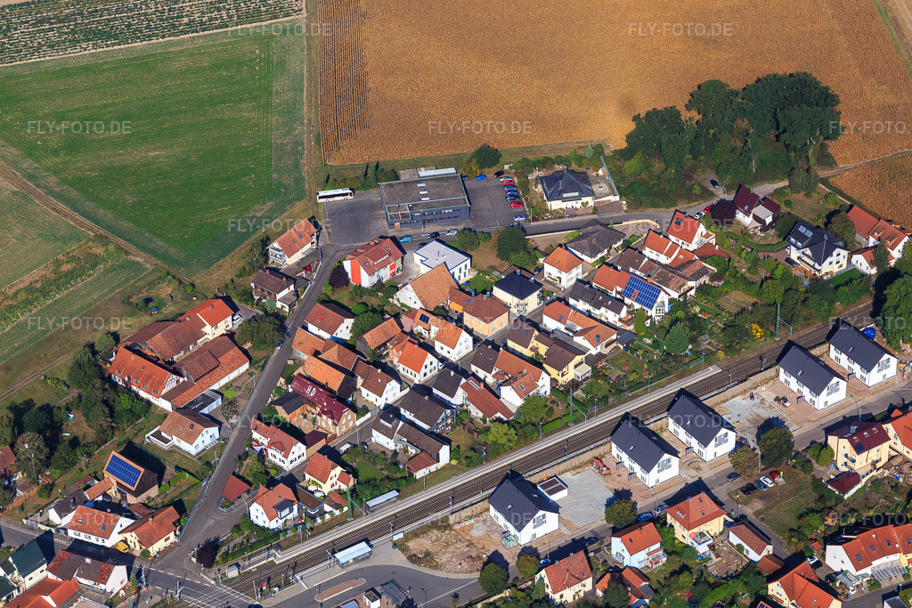 Luftbild: Mühlgasse, Waldstraße an der Bahnlinie in Rheinzabern im Bundesland Rheinland-Pfalz in Deutschland. Foto: IMG_094892.jpg vom 24.09.2016 durch Werner Riehm/FLY-FOTO.de