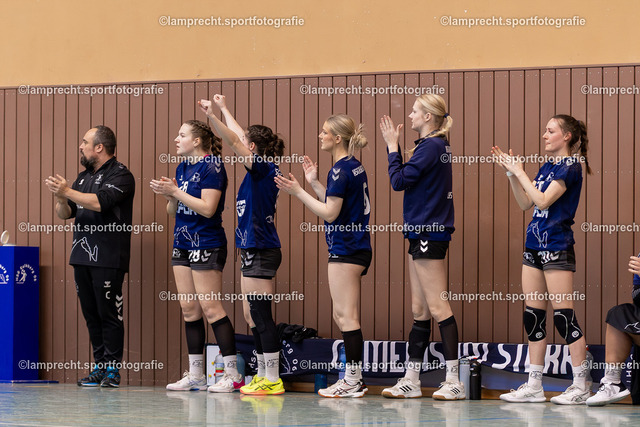 Handball I Damen I Saison 2025-2026 I Verbandsliga Süd I 15. Spieltag I HSG Kalkberg 06 - HSG Holsteinische Schweiz 120 | v.l. Benjamin Busch (Trainer, HSG Kalkberg 06) Jule Sophie Jaacks (28, HSG Kalkberg 06), Myna Klee (8, HSG Kalkberg 06), Lorna Meta Schlott (6, HSG Kalkberg 06), Lysann Christensen (25, HSG Kalkberg 06), Franka Schultz (20, HSG Kalkberg 06) - Realisiert mit Pictrs.com