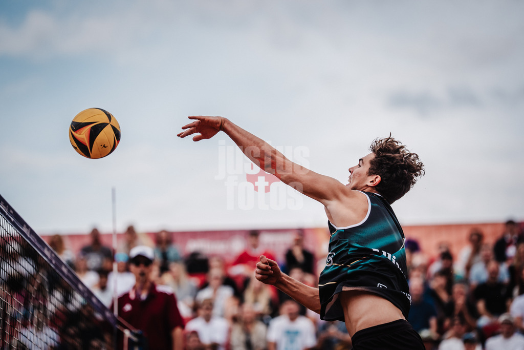 Beachvolleyball | Männer | Allianz German Beach Tour 2025 | Tourstop München | 11.07.2025 | Lui Wüst beim Angriff