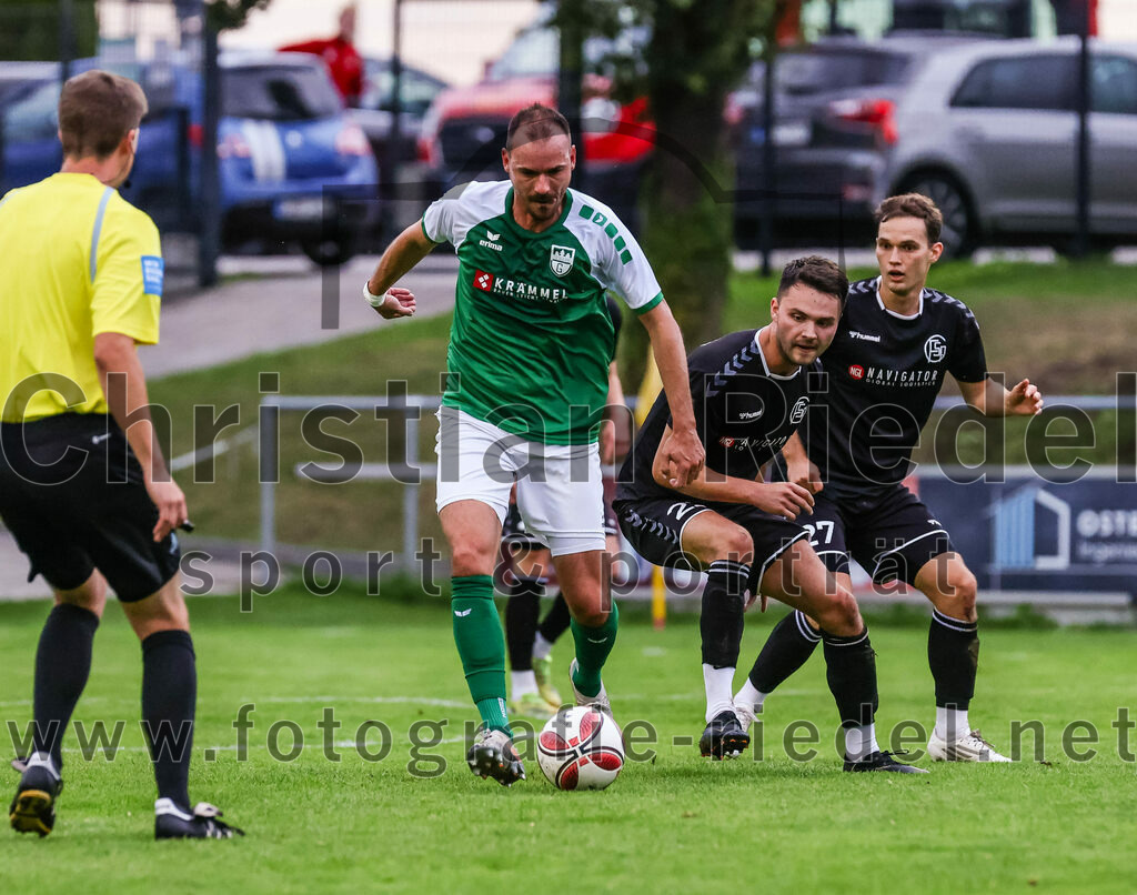 2023-08-09_073_FC_Schwaig_gegen_TuS_Geretsried | Deutschland, 09.08.2023:
Fußball, Landesliga Südost 2023 / 2024, 5. Spieltag, FC Schwaig gegen TuS Geretsried, Endergebnis: 4:1

Benjamin Fister (TuS Geretsried, #23), Daniel Fichtlscherer (FC Schwaig, #22), Maximilian Buchauer (FC Schwaig, #27)

Foto: Christian Riedel / fotografie-riedel.net