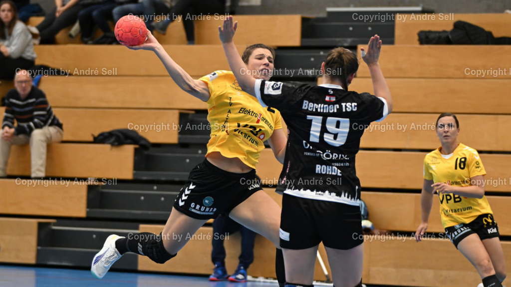 TSV Altenholz vs Berliner TSC | Maria Ranft (TSVA #2) / Nora Rohde (BTSC #19) - Handball 3. Liga Nord Frauen 2024/2025 / TSV Altenholz vs Berliner TSC / Edgar-Meschkat-Halle / Altenholz / 02.11.24 - Realisiert mit Pictrs.com