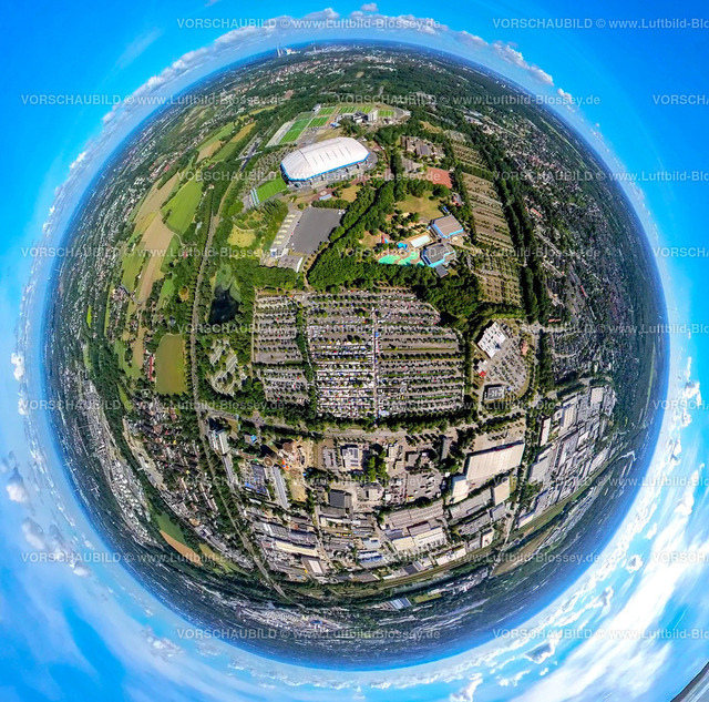 Gelsenkirchen20220806_AufSchalke7-2-109 | Luftbild, VELTINS-Arena, Bundesligastadion des Fußballvereins FC Schalke 04, Gigantmarkt Gelsenkirchen, Flohmarkt an der Willy-Brandt-Allee, Fisheye Aufnahme, Fischaugen Aufnahme, 360 Grad Aufnahme, Erle, Gelsenkirchen, Ruhrgebiet, Nordrhein-Westfalen, Deutschland