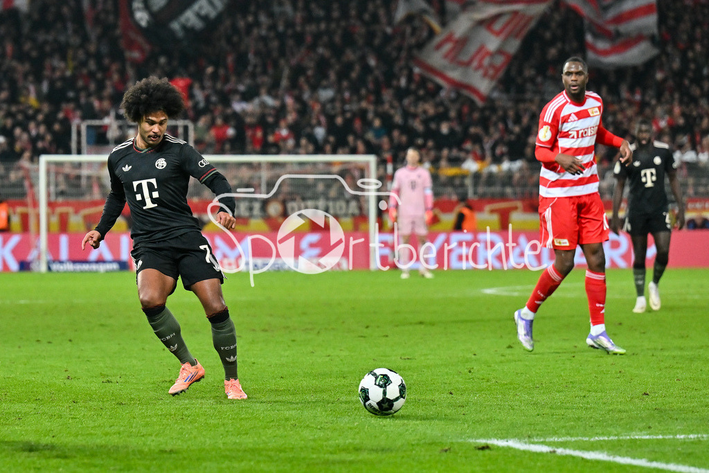 1. FC Union Berlin - FC Bayern München | BERLIN, GERMANY - 03. DECEMBER: am ball Serge GNABRY (FC Bayern Munich 7) / Einzelfoto / Freisteller während dem Match zwischen dem 1. FC Union Berlin und dem FC Bayern München beim Achtelfinale des DFB-Pokales im Stadion an der alten Försterei
