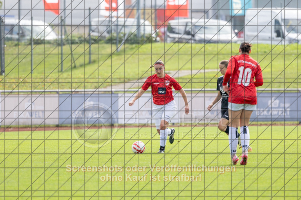 20250928_131742_0184 | #,1.FC Donzdorf (schwarz) vs. TV Derendingen (rot), Fussball, Frauen-Verbandsliga Württemberg, 03. Spieltag, Saison 2025/2026, Rasenplatz Lautertal Stadion, Süßener Straße 16, 73072 Donzdorf, 28.09.2025 - 13:00 Uhr,Foto: PhotoPeet-Sportfotografie/Peter Harich
