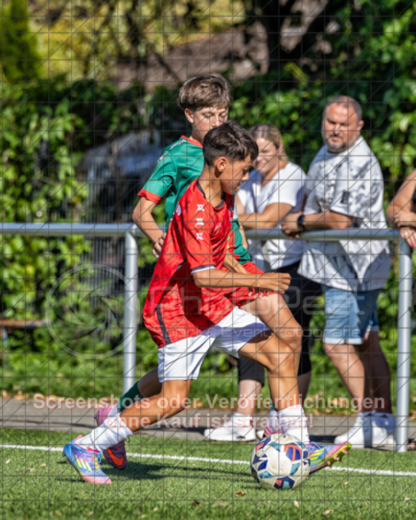 20250920_153753_0115-Bearbeitet-2 | #,1.Göppinger SV (rot) vs. FC Esslingen II (grün), Fussball, C-Junioren Leistungsstaffel Mitte - wfv 2025/2026, Kunstrasenplatz Nord, Hohenstaufenstr. 116, 73033 Göppingen, 20.09.2025 - 15:30 Uhr,Foto: PhotoPeet-Sportfotografie/Peter Harich