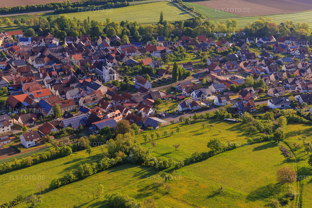 Luftbild: Brunnenstraße Waldstr in Tauberrettersheim im Bundesland Bayern in Deutschland. Foto: IMG_146434.jpg vom 10.05.2025 durch Werner Riehm/FLY-FOTO.de