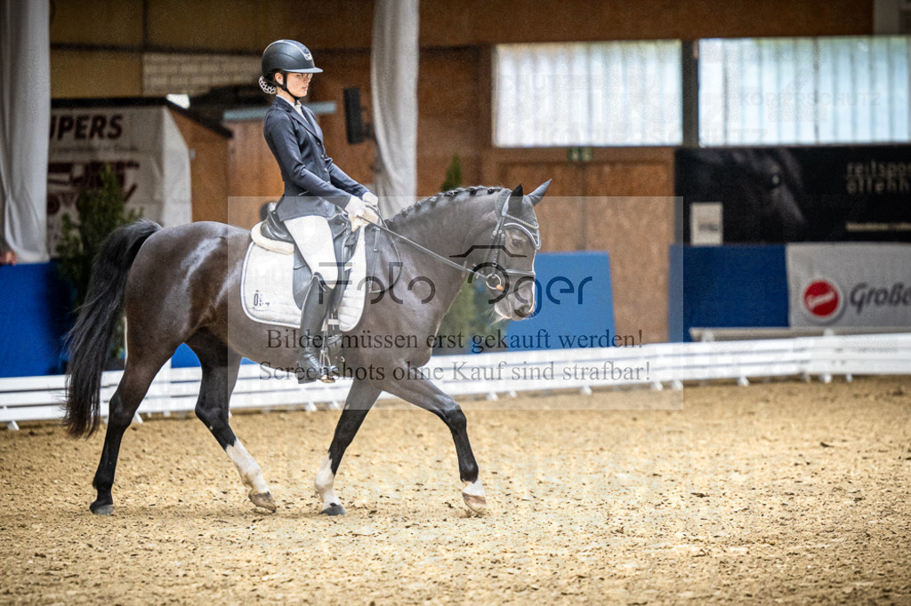 DOS_1990 | Entdecke hochwertige Reitturnierfotos von Foto Oger. Professionell, emotional und authentisch – jetzt Lieblingsmomente im Shop bestellen.Deutschlandweite Turnierfotografie. - Realisiert mit Pictrs.com