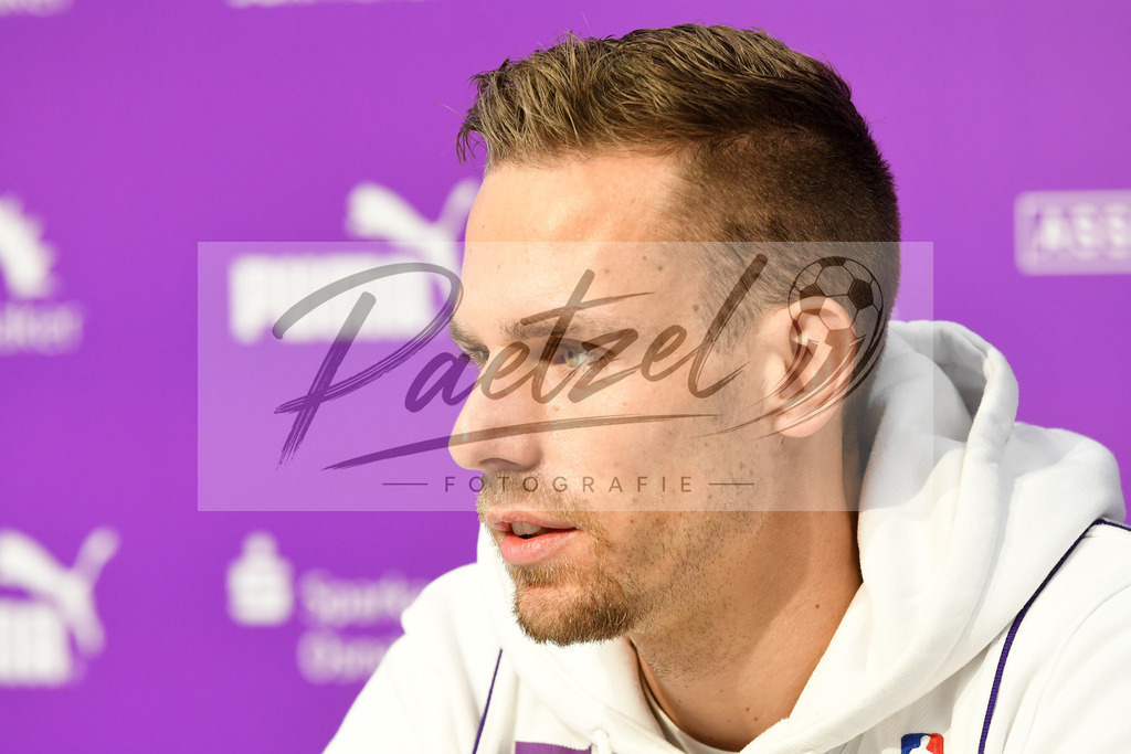 20200127_PKOSNA_0003 | Fußball, Herren: Maurice Trapp (VfL Osnabrück) schaut bei der Pressekonferenz des VfL Osnabrück am 27.01.2020 im Stadion an der Bremer Brücke in Osnabrück, Deutschland.(Foto von Nico Paetzel) - Realisiert mit Pictrs.com