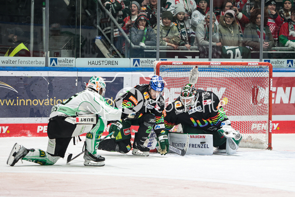 Augsburger Panther - Bietigheim Steelers | Niklas LAENGER (AEV #65) und Markus KELLER (AEV #35) koennen gemeinsam ein Gegentor vehindern