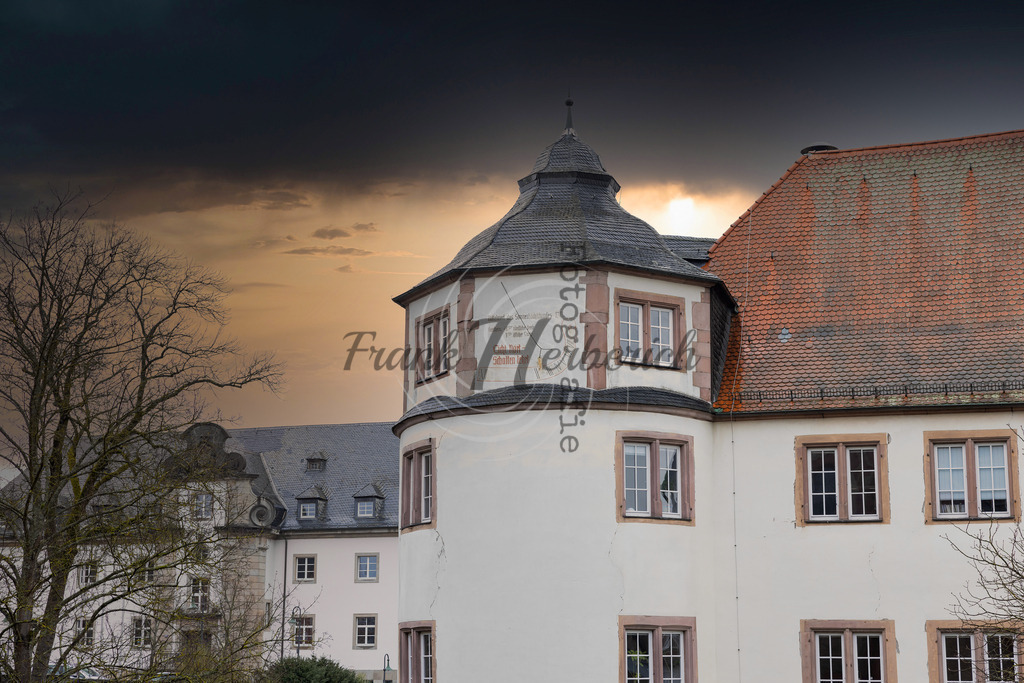 Sonnenuhr | Hardheimer Sonnenuhr am Rathaus - Realisiert mit Pictrs.com