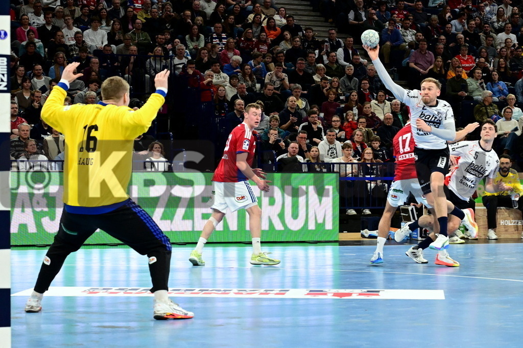 KBS Picture_HSVH-SGFl-Handewitt_040 | v.l. Haug Robin (HSV Hamburg) , Pytlick Simon (SG Fl.-Handewitt) ,Sportarena :  Barclays Arena Hamburg, - Realisiert mit Pictrs.com