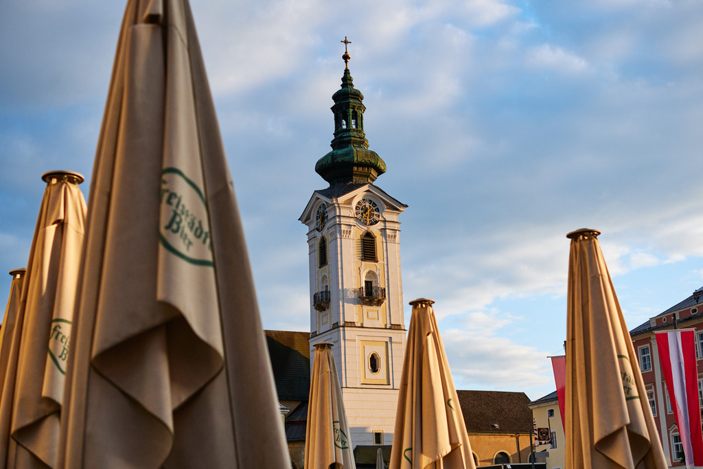 Blick auf die Pfarrkirche hl. Katharina im Abendlicht | Freistadt, Austria - August 17, 2021: Blick auf die Pfarrkirche hl. Katharina im Abendlicht. - Realisiert mit Pictrs.com