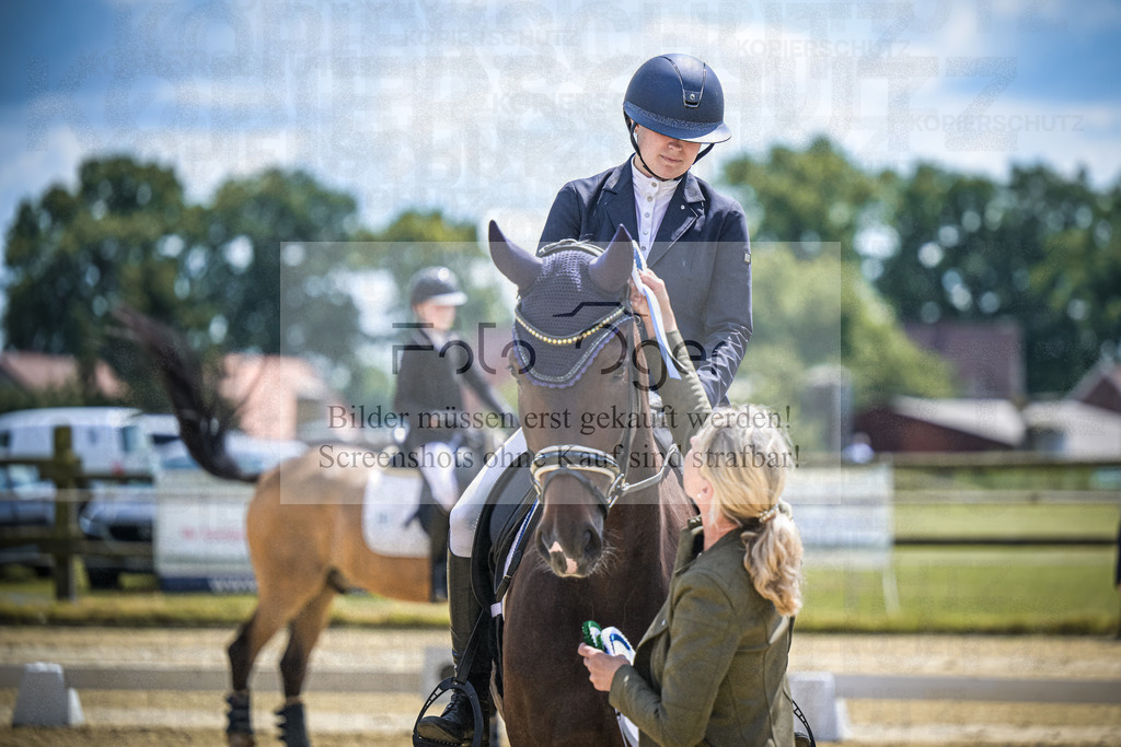 DOS_3557 | Entdecke hochwertige Reitturnierfotos von Foto Oger. Professionell, emotional und authentisch – jetzt Lieblingsmomente im Shop bestellen.Deutschlandweite Turnierfotografie. - Realisiert mit Pictrs.com