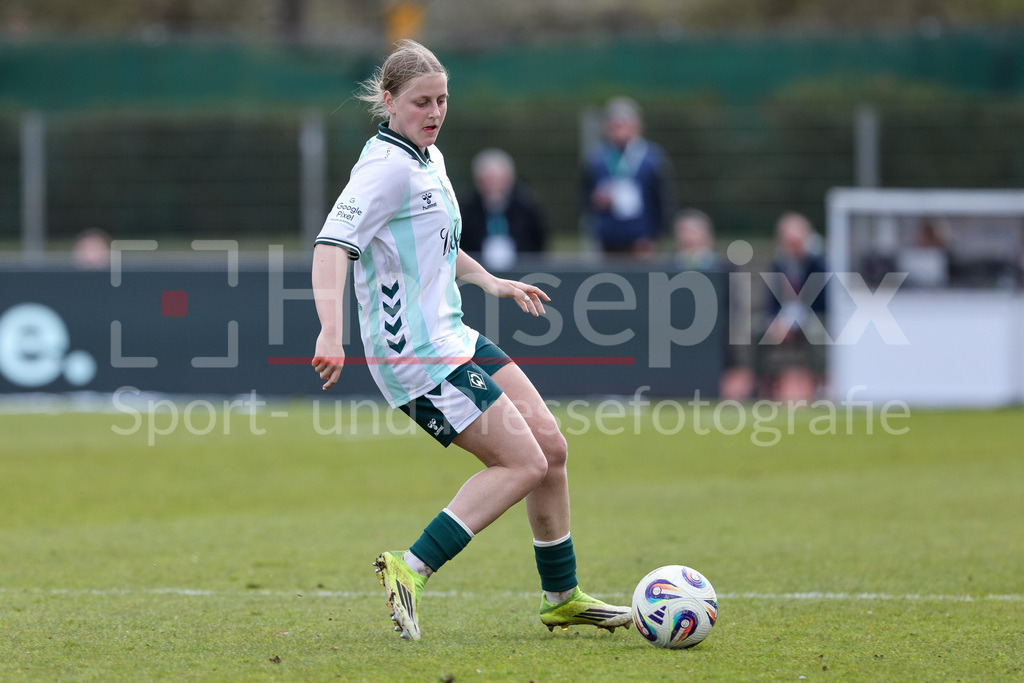 Fussball, Google Pixel Frauen-Bundesliga, SV Werder Bremen - SGS Essen | Sarah Gutmann (SV Werder Bremen, 32) am Ball, Freisteller, Einzelbild, Ganzkörper, Aktion, Action, Spielszene, DIE DFB-RICHTLINIEN UNTERSAGEN JEGLICHE NUTZUNG VON FOTOS ALS SEQUENZBILDER UND/ODER VIDEOÄHNLICHE FOTOSTRECKEN. DFB REGULATIONS PROHIBIT ANY USE OF PHOTOGRAPHS AS IMAGE SEQUENCES AND/OR QUASI-VIDEO.