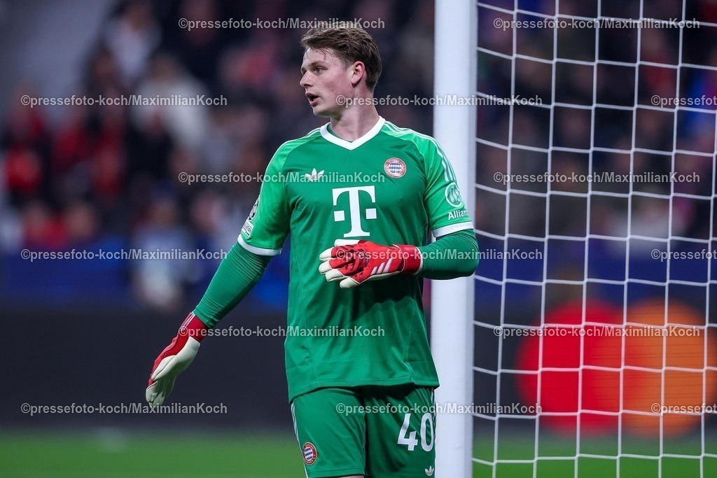 UCL11032502292 | 11.03.2025, Fußball, UEFA Champions League, Bayer 04 Leverkusen - FC Bayern München, Achtelfinale Rückspiel, BayArena, Saison 2024 2025: Torwart Jonas Urbig (FC Bayern #40)DFB regulations prohibit any use of photographs as image sequences and or quasi-video.