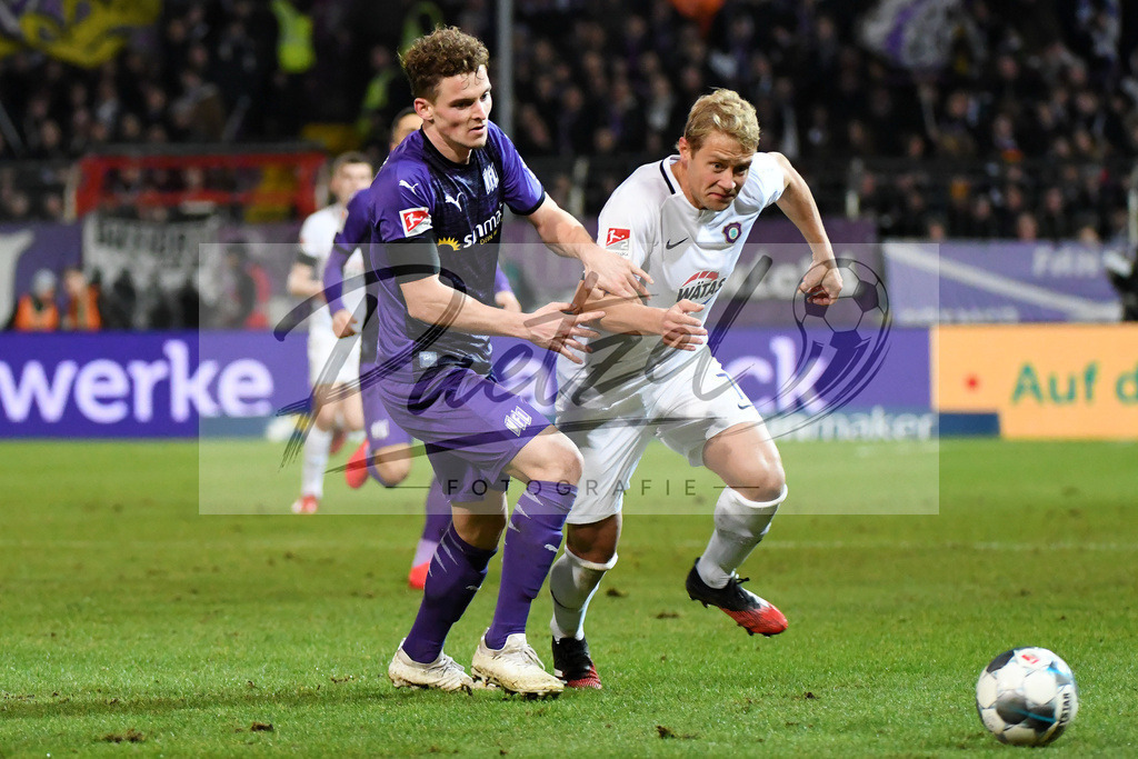 20200221_OSNAUE_0062 | Fussball, Herren: Moritz Heyer (VfL Osnabrueck) und Jan Hochscheidt (Erzgebirge Aue) im Zweikampf bei dem Spiel der 2. Bundesliga zwischen VfL Osnabrueck und FC Erzgebirge Aue im Stadion an der Bremer Bruecke am 21.02.2020 in Osnabrueck, Deutschland.DFB / DFL REGULATIONS PROHIBIT ANY USE OF PHOTOGRAPHS AS IMAGE SEQUENCES AND/OR QUASI-VIDEO. - Realisiert mit Pictrs.com