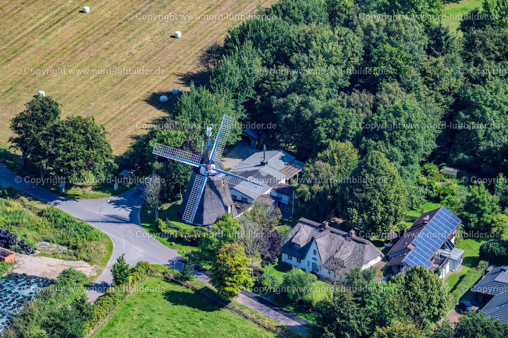 Stuckum_Mühle_ELS_3330130825 | STRUCKUM 13.08.2025 Historische Graupenmühle " Windmühle Fortuna " am Gehöft eines Bauernhofes am Rand von bestellten Feldern an der Straße Mühlenweg, Blumenhofweg in Struckum im Bundesland Schleswig-Holstein, Deutschland. Weiterführende Informationen bei: Eike und Helmut Mohr. // Historic windmill " Windmuehle Fortuna " at the homestead of a farm on the edge of cultivated fields on street Muehlenweg, Blumenhofweg in Struckum in the state Schleswig-Holstein, Germany. Further information at: Eike und Helmut Mohr. Foto: Martin Elsen