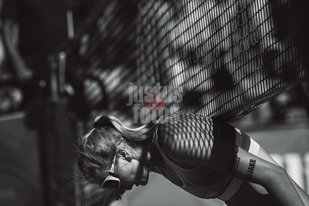 Beachvolleyball | Frauen | Allianz German Beach Tour 2025 | Tourstop München | 12.07.2025 | Nele Barber geht unterm Netz her Schwarz Weiß