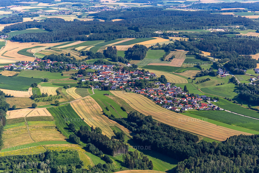 Luftbild: Lengthal im Ortsteil Lengthal in Moosthenning im Bundesland Bayern in Deutschland. – Foto: IMG_133163.jpg vom 03.07.2022 durch Werner Riehm/FLY-FOTO.de – Auflösung des Originals: 5472 x 3648 px – Gemeinde Moosthenning