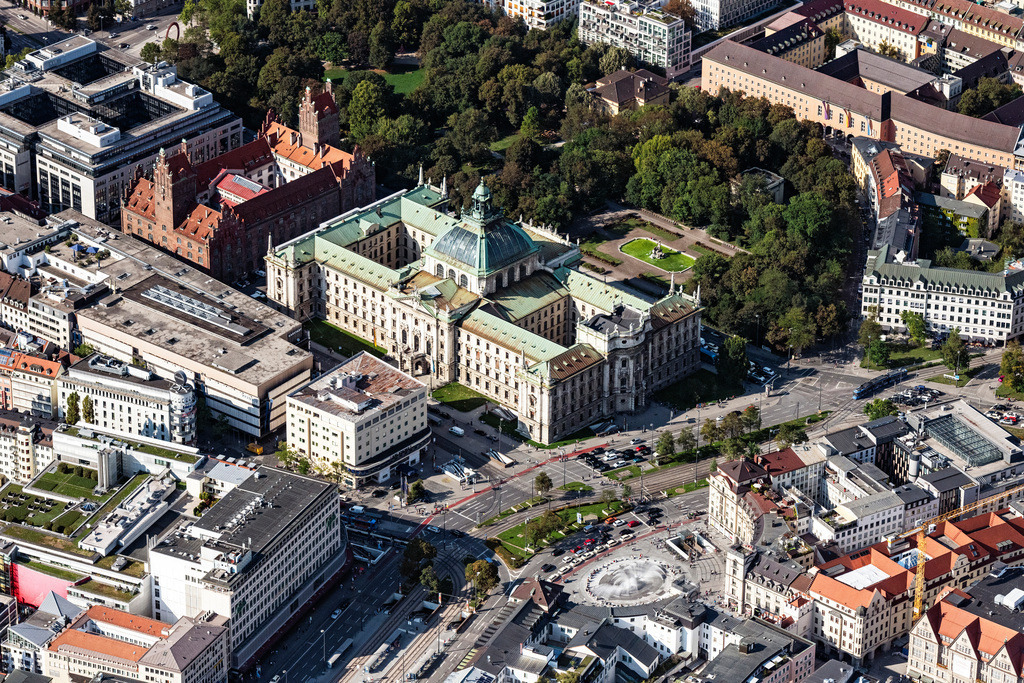 dr__0010355.jpg | MüNCHEN 18.09.2018 Gerichts- Gebäudekomplex des Landgericht und Oberlandesgericht und der Karlsplatz Stachus in München im Bundesland Bayern, Deutschland. // Court- Building complex of the Landgericht and Oberlandesgericht and of Karlsplatz Stachus in Munich in the state Bavaria, Germany. Foto: Daniel Reiter